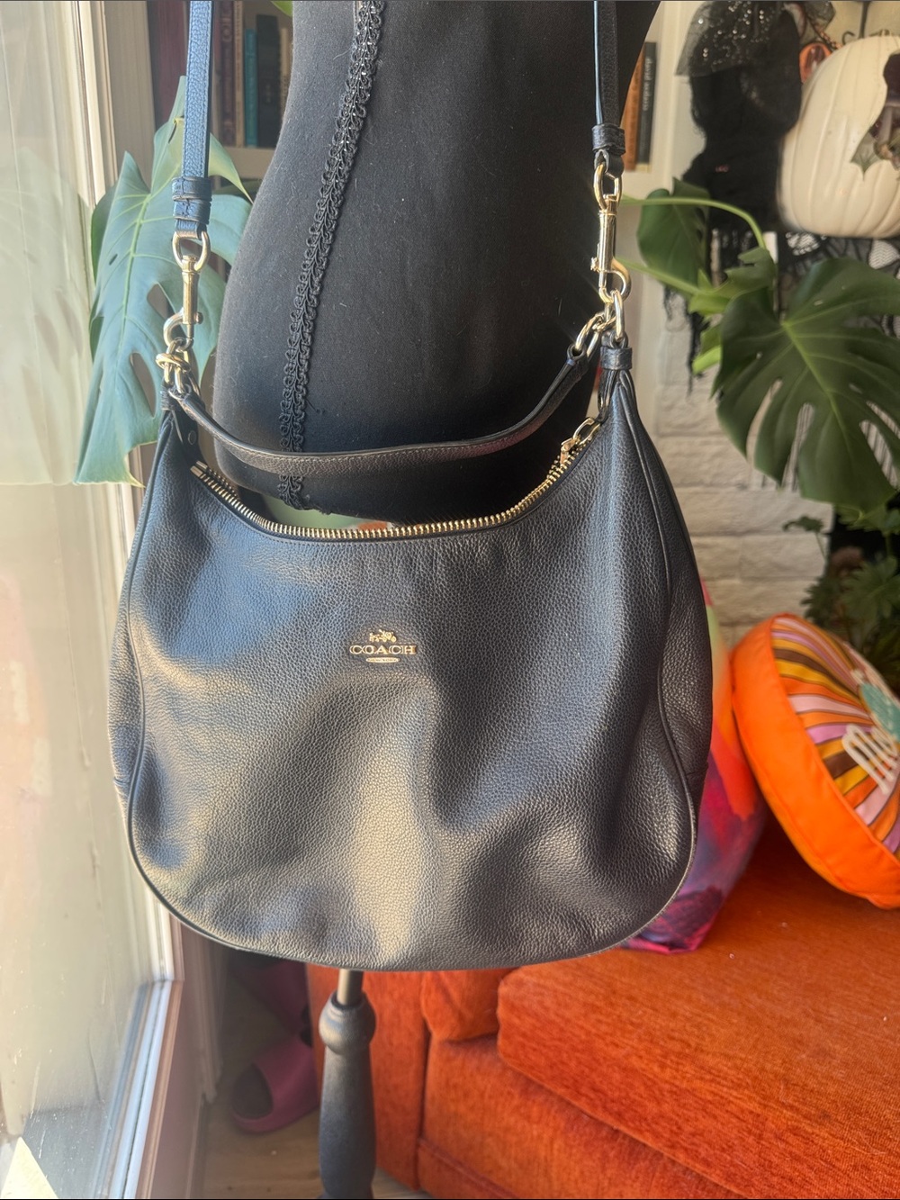 EUC Coach Navy Pebbled Leather Shoulder Bag with Gold Hardware
